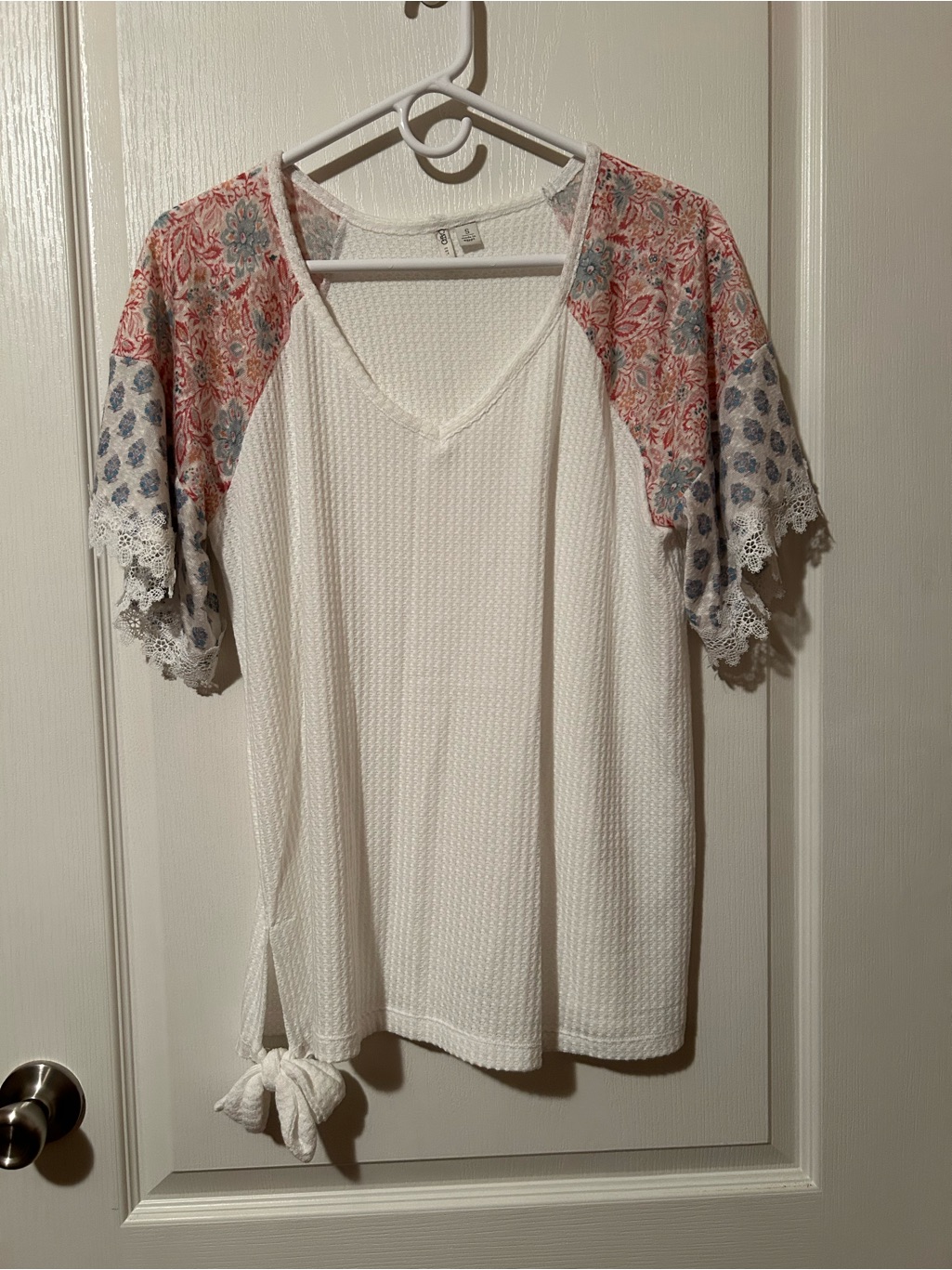 Nwot Cato White Waffle V-Neck Top With Pink And Blue Floral Raglan Sleeves
